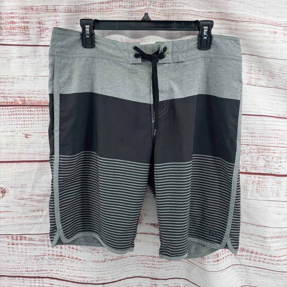 Travis Mathew Board Shorts Mens Size 32 ‎ Colorblock Striped Swim Trunks